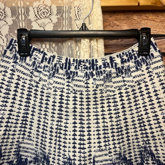 BCBGMaxAzria Navy and White Skirt (041) - Picture 4 of 10